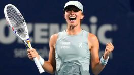Swiatek beats Svitolina to set up Toronto final clash with Rybakina